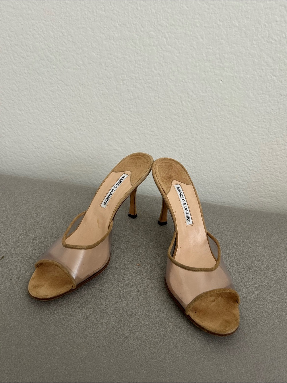 Manolo blahnik nude suede heels